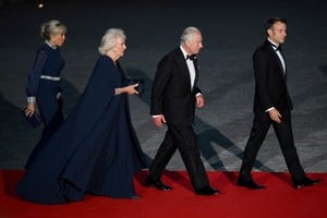 La esposa del presidente francés Brigitte Macron, la reina británica Camilla, el rey Carlos de Gran Bretaña y el presidente francés Emmanuel Macron llegan al banquete estatal en el Palacio de Versalles, al oeste de París, este 20 de septiembre, Foto: Reuters
