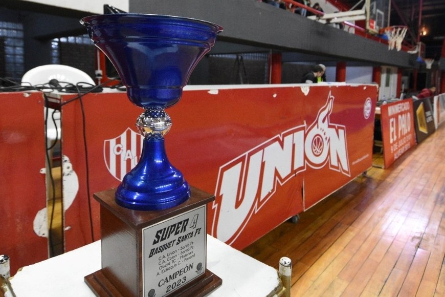El trofeo del Súper 4 en el Ángel Malvicino.