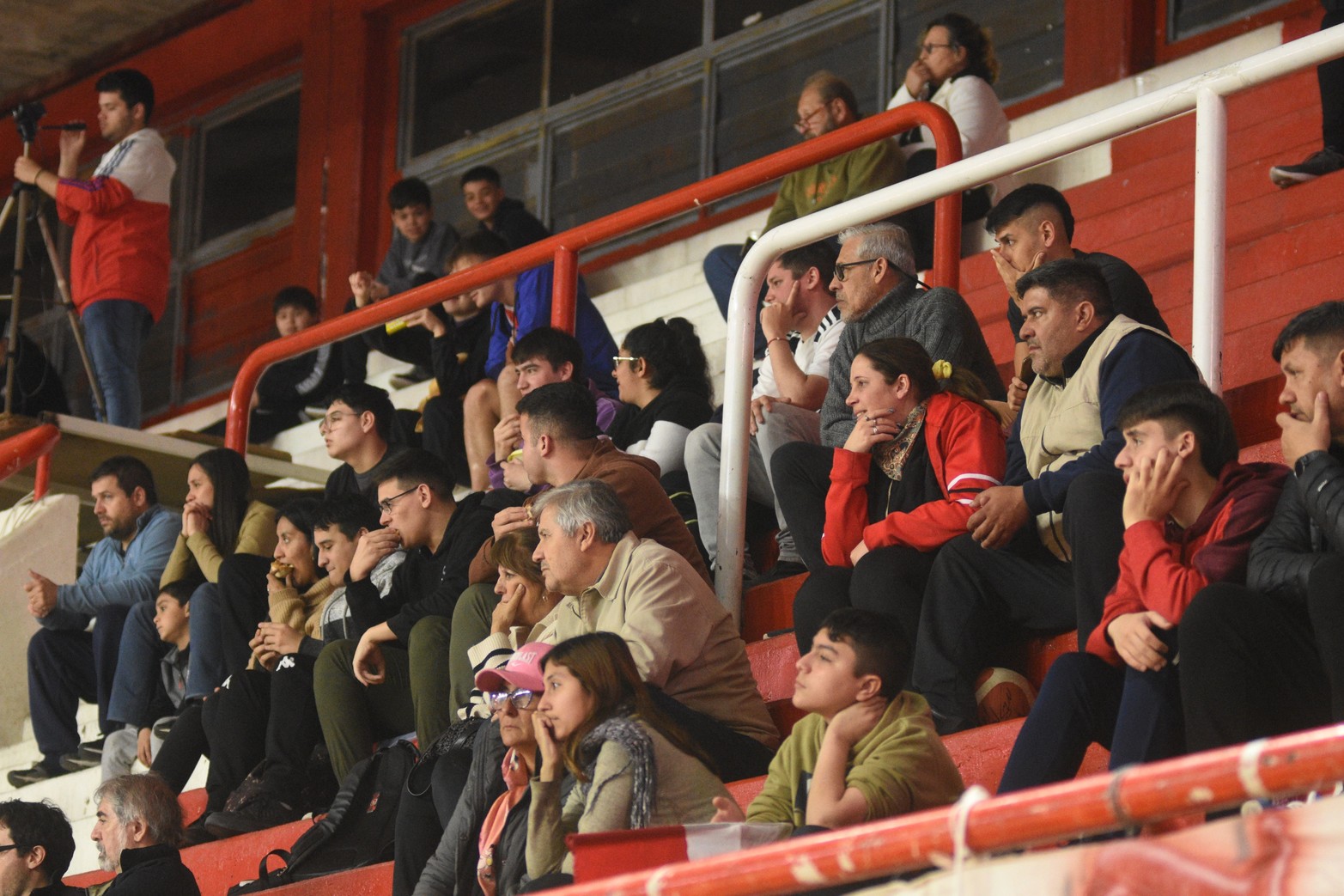 Un buen marco de público siguió los encuentros en la previa de comenzar la competencia en la Liga Nacional de Básquet.