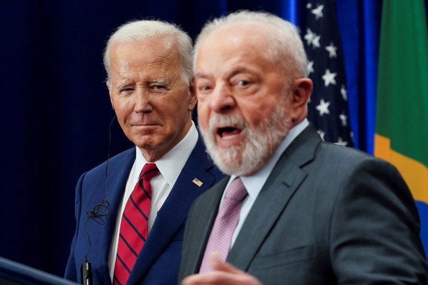 Joe Biden escuchando atentamente a Lula en su reunión en Nueva York.