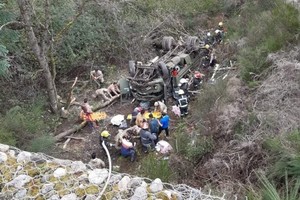 Al menos cuatro soldados murieron y otros 17 resultaron heridos al desbarrancarse un camión del Ejército que circulaba en por la ruta provincial 62, cerca de la localidad neuquina de San Martín de los Andes.