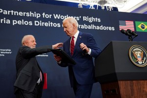 Brazilian President Luiz Inacio Lula da Silva pats U.S. President Joe Biden as he steps to the podium during an event with labor leaders from the United States and Brazil, on the sidelines of the 78th U.N. General Assembly in New York City, U.S., September 20, 2023. REUTERS/Kevin Lamarque