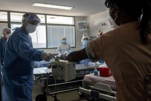 El Senado santafesino aprobó la ley que incorpora a 700 médicos a la planta permanente del sistema de salud de la provincia.