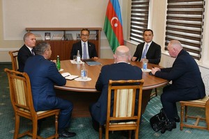 Las delegaciones de representantes de residentes de Nagorno Karabaj y Azerbaiyán se reunieron por primera vez tras acordar el cese al fuego.