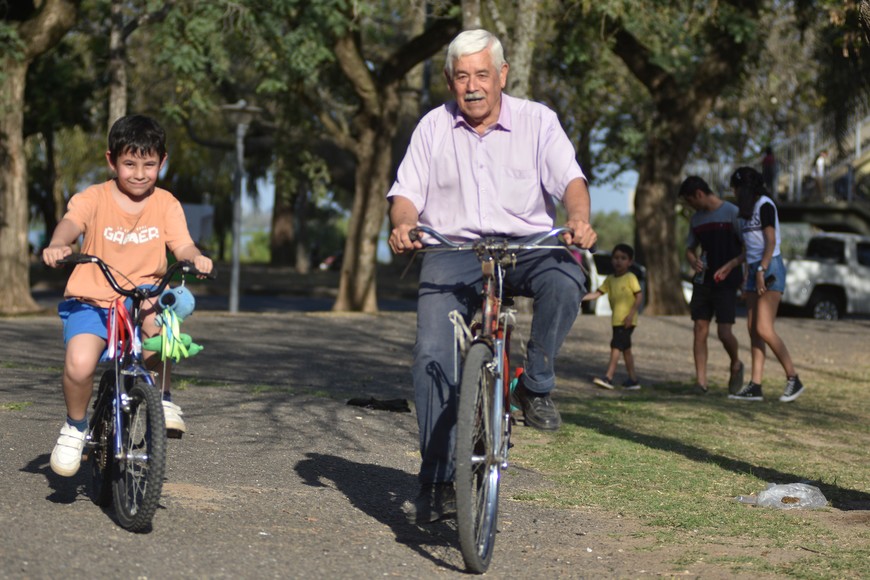 René (un abuelo ejemplar) y su nieto Nicolás, en una vuelta en bici.
