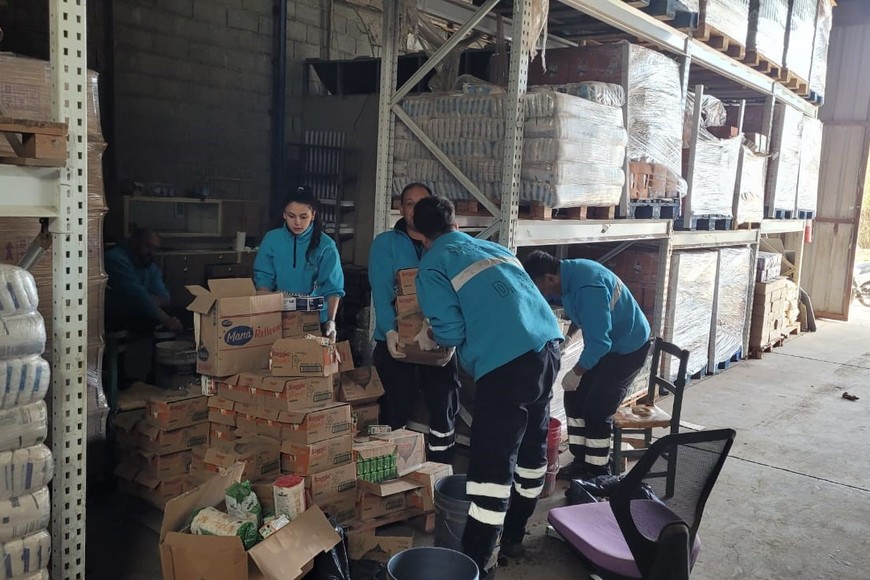 El momento en que los empleados municipales de Venado Tuerto realizan el operativo en la empresa distribuidora.
