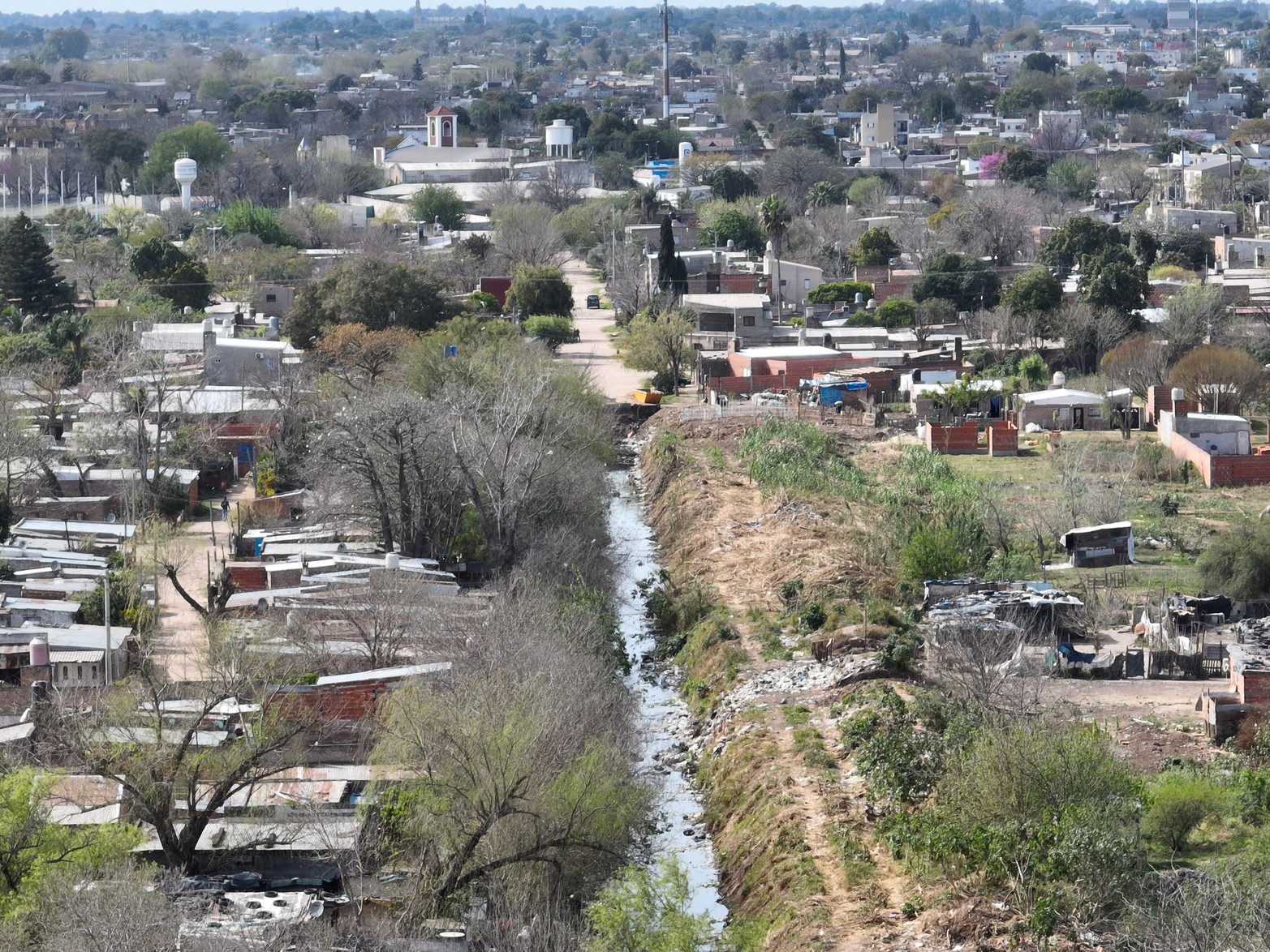 Si bien están previstas obras para entubarlo, el zanjón sigue abierto y acumula basura de todo tipo.