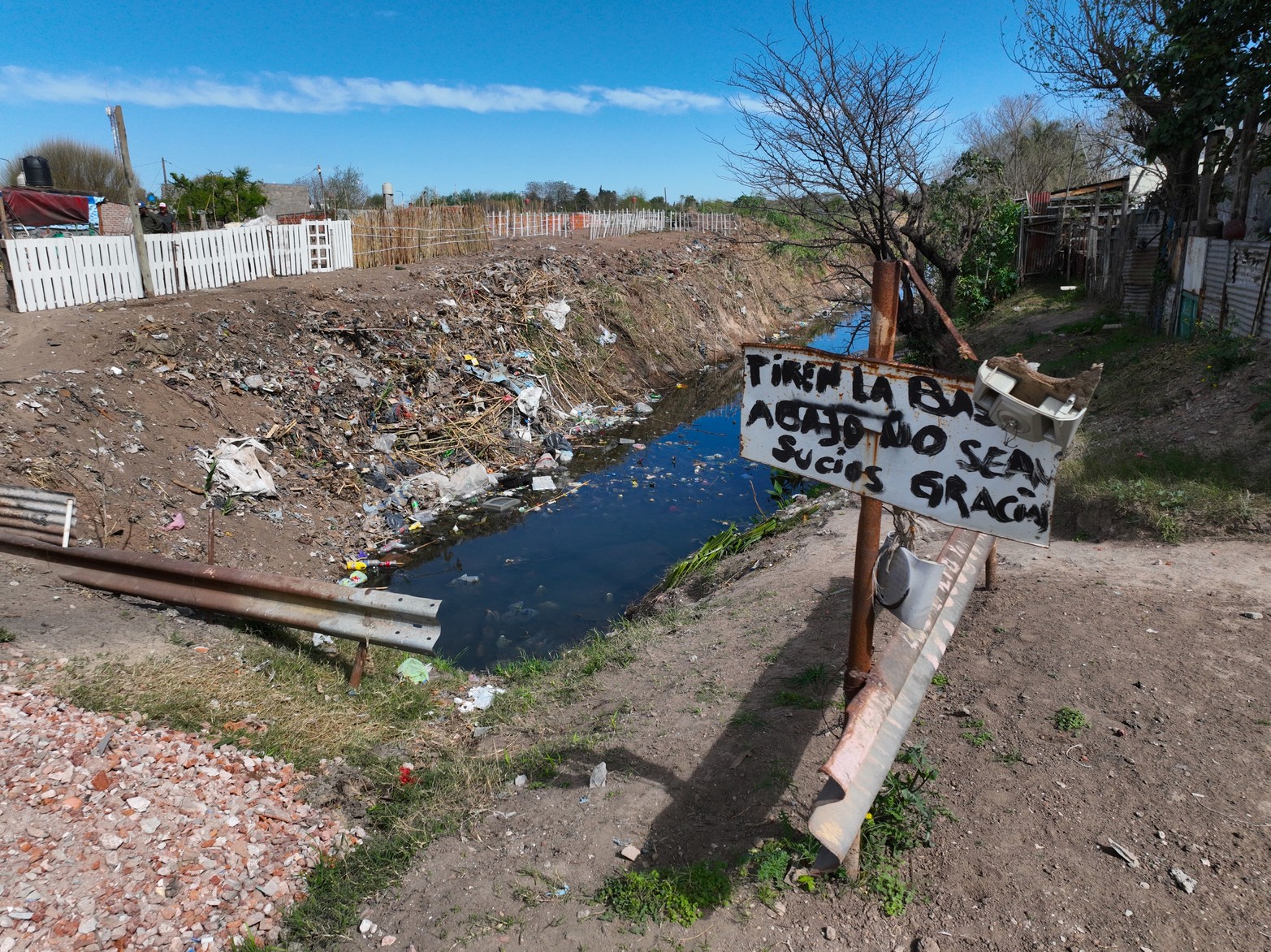 Un cartel llamativo donde empieza el zanjón.