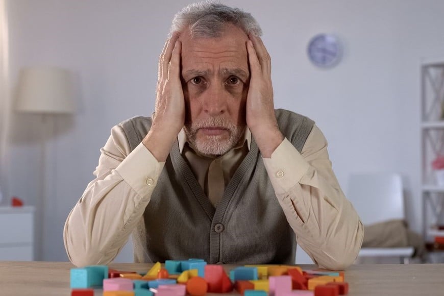 El Alzheimer se caracteriza por un deterioro gradual de la memoria y otras funciones cognitivas