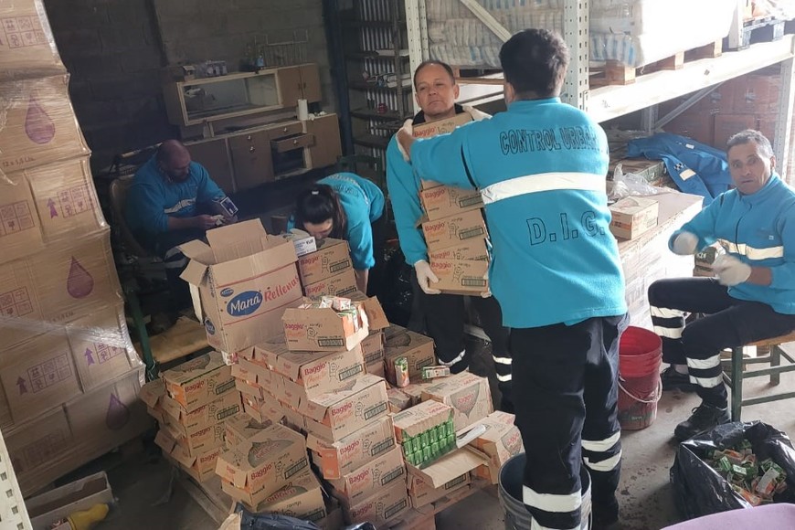 Secuestraron leche en polvo, larga vida y chocolatada, quesos y sobres de rallado, fiambres, entre otras cosas.