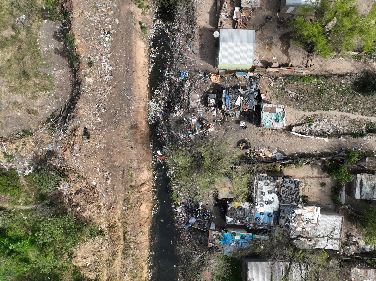 Basura al borde las viviendas que se levantaron en cercanías al zanjón.