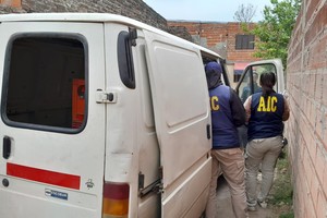 Peritos de la AIC trabajan sobre el vehículo encontrado.
