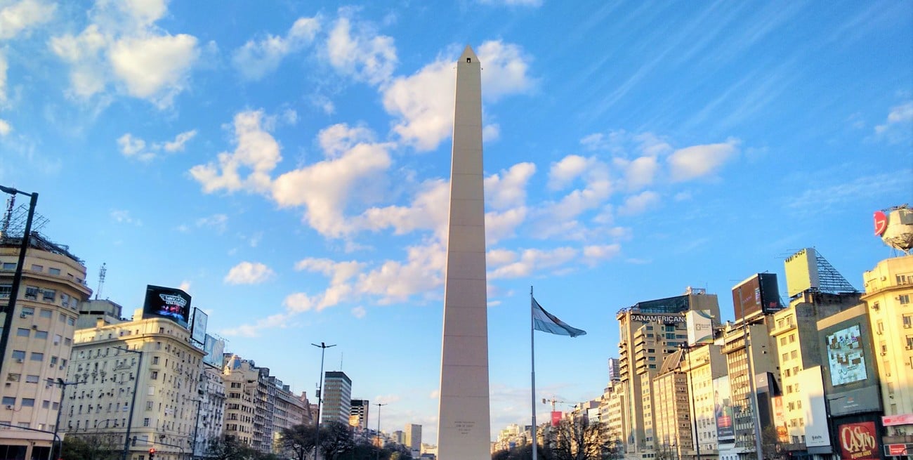 El Obelisco fue cubierto con un preservativo para promocionar una serie: ¿realidad o fake?