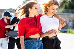 Para estos jóvenes sus antecesores son menos receptivos a nuevas ideas, en comparación con su mentalidad abierta y progresista.