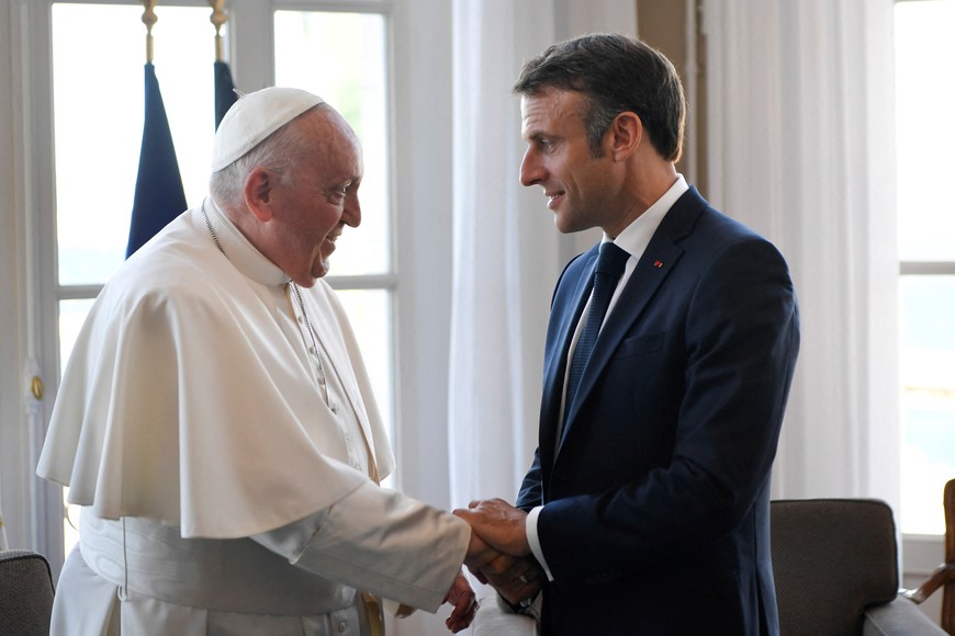 French President Emmanuel Macron meets with Pope Francis at the Palais du Pharo on the occasion of the Mediterranean Meetings (MED 2023) in Marseille, France, September 23, 2023.   Vatican Media/­Handout via REUTERS    ATTENTION EDITORS - THIS IMAGE WAS PROVIDED BY A THIRD PARTY.