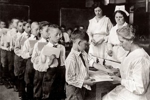 La viruela es la única enfermedad infecciosa que ha sido por completo erradicada en todo el mundo. Esto se logró gracias a las muchas campañas de vacunación y a la capacidad de responder rápido, con vacunas y aislamiento, a la aparición de un brote.