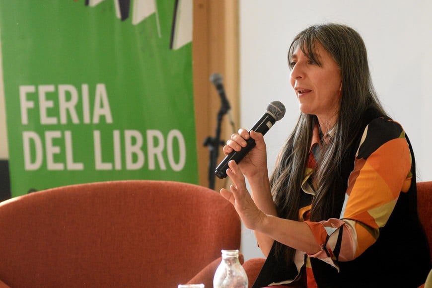 "Este libro nace de las dificultades como docentes atravesadas al momento de trabajar la historia", cuenta Rosa García, que es profesora de historia y psicóloga social. Crédito: Pablo Aguirre