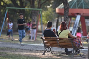 La primavera llegó a Santa Fe en una "explosión" de sol, risas infantiles, picnics y mates en familia. El calor llevó a que las familias y las juventudes coparan los principales parques públicos de la ciudad. La Costanera, el Parque Federal y de la Locomotora, las plazas Constituyentes y Pueyrredón, los escenarios.