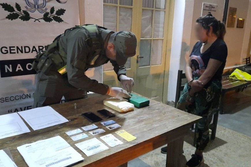 Un gendarme examina parte del estupefaciente encontrado. Crédito: El Litoral.