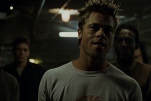 El actor estadounidense Brad Pitt en el rol de Tyler Durden, su papel en el filme "El club de la pelea".