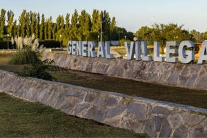 Todavía sin saber los motivos, comenzó una pelea dentro del salón que finalizó a 50 metros del mismo con el chico apuñalado en el estómago.