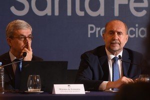 Walter Agosto, ministro de Economía, y el gobernador Omar Perotti. Crédito: Mauricio Garín