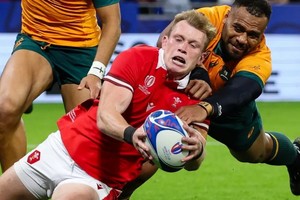 Gales aplastó 40-6 a Australia y se perfila como posible rival de Los Pumas en los cuartos de final del Mundial de rugby.