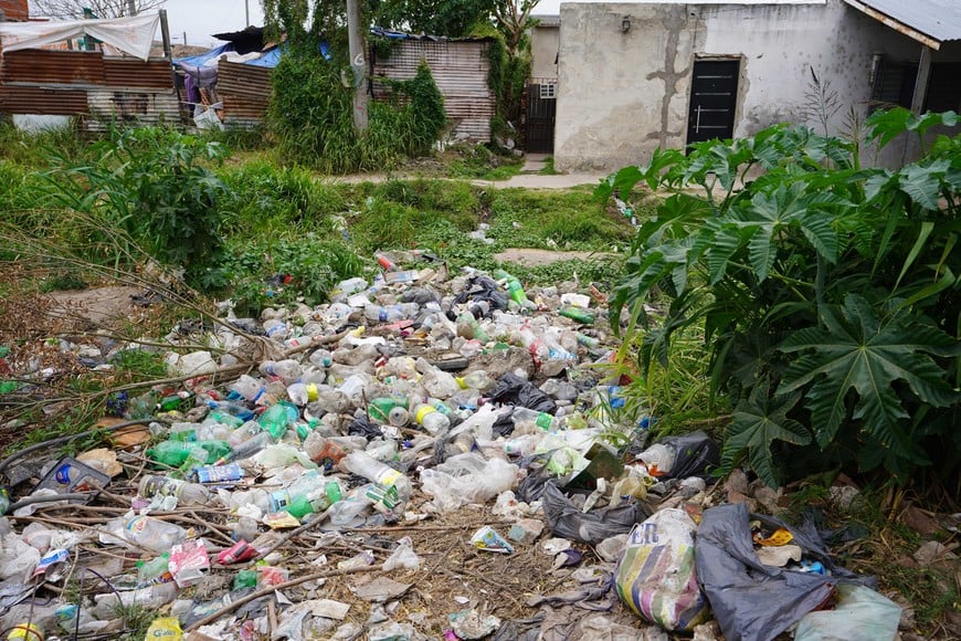 Cementerio de botellas. Así luce la esquina de Pje Mitre y La Rioja, en el oeste de la capital provincial. Foto: Fernando Nicola