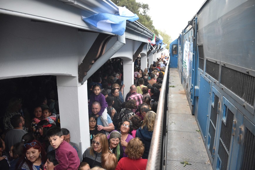 Nostálgicos, muchos vecinos esperaron ver pasar el tren en los andenes de las localidades que atraviesa en su camino. Foto:  Manuel Fabatía