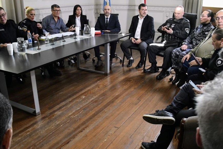 Durante la reunión estuvieron presentes el ministro de Seguridad de la provincia, Claudio Brilloni y el secretario de Seguridad de Prevención en Espectáculos Deportivos y Eventos Masivos, Hernán Brest. Créditos: Marcelo Manera.
