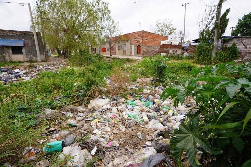 El vecino entrevistado expuso su grado de preocupación por la contaminación en el lugar, a pocos metros de su casa. Foto: Fernando Nicola