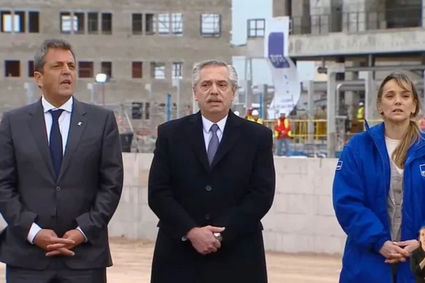 Alberto junto al ministro de Economía, Sergio Massa, y la titular de AySA, Malena Galmarini.