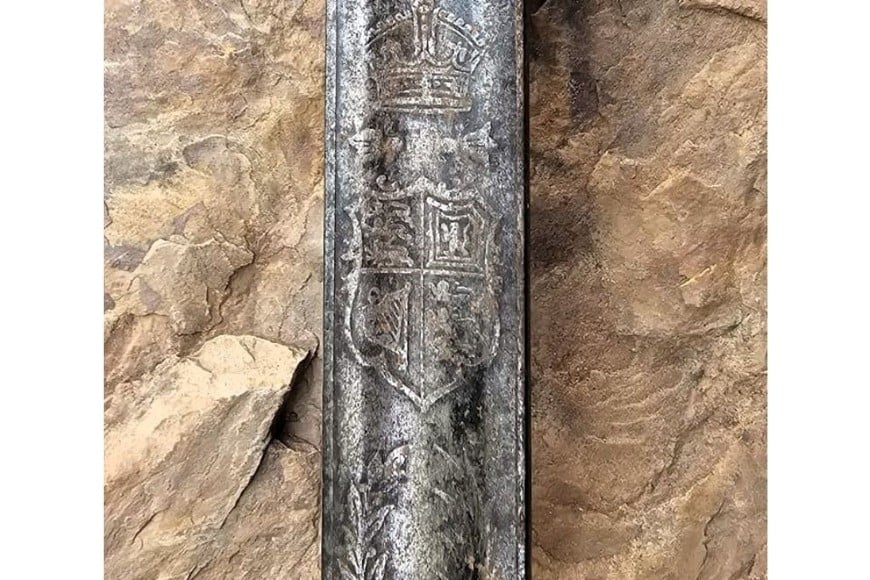 Detalles de la hoja, finamente grabada. El escudo con leones corresponde al de la corona británica.