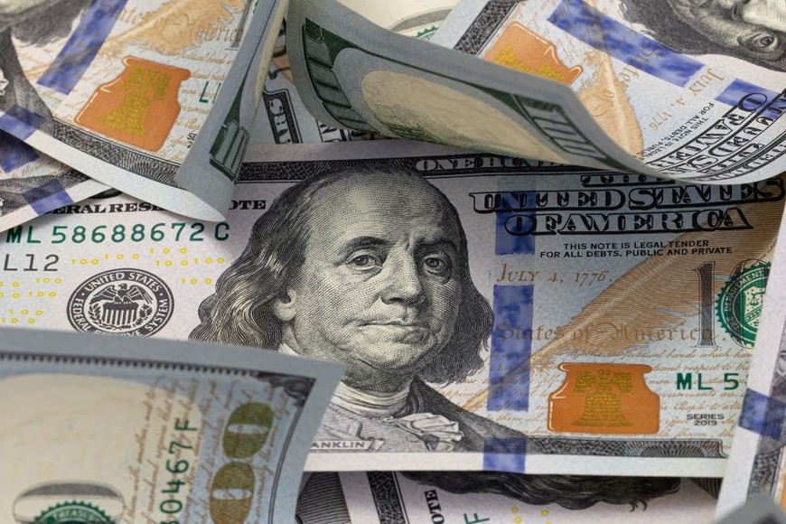 El dólar blue abre a $745.