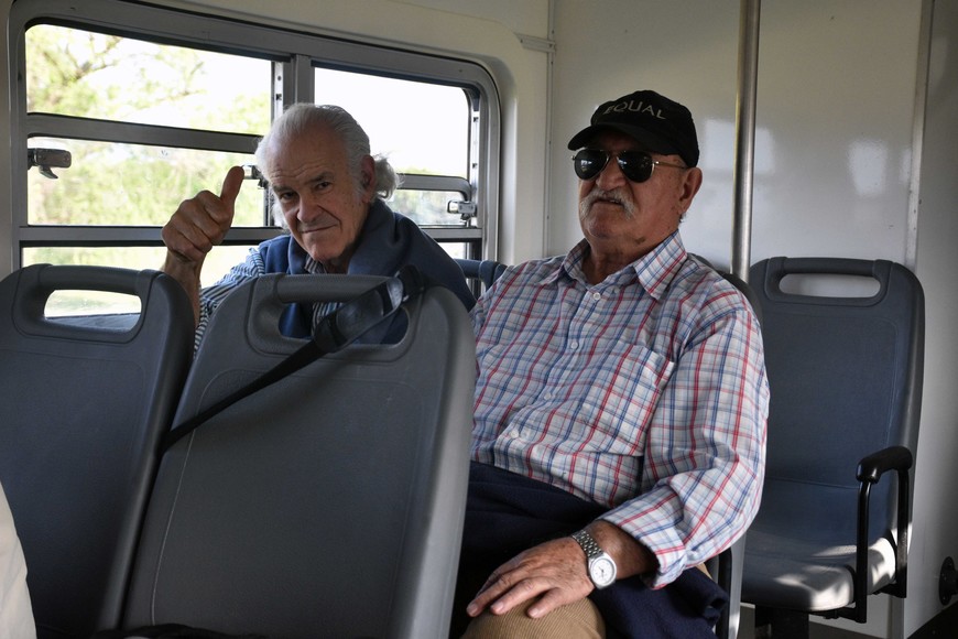 Paulino Vidaurrázaga (76) y Mario Gastelo (80), dos ex empleados ferroviarios tuvieron la posibilidad de viajar. Foto: Manuel Fabatía.
