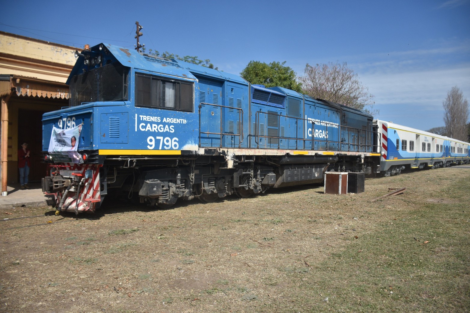 Con un coche motor del Belgrano Cargas conectaron los vagones de pasajeros.