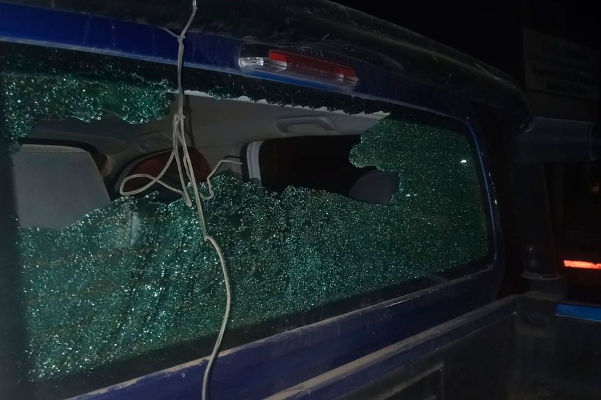 Uno de los patrulleros fue dañado por un grupo de personas.