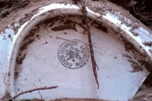 La fuente de loza encontrada en la excavación.