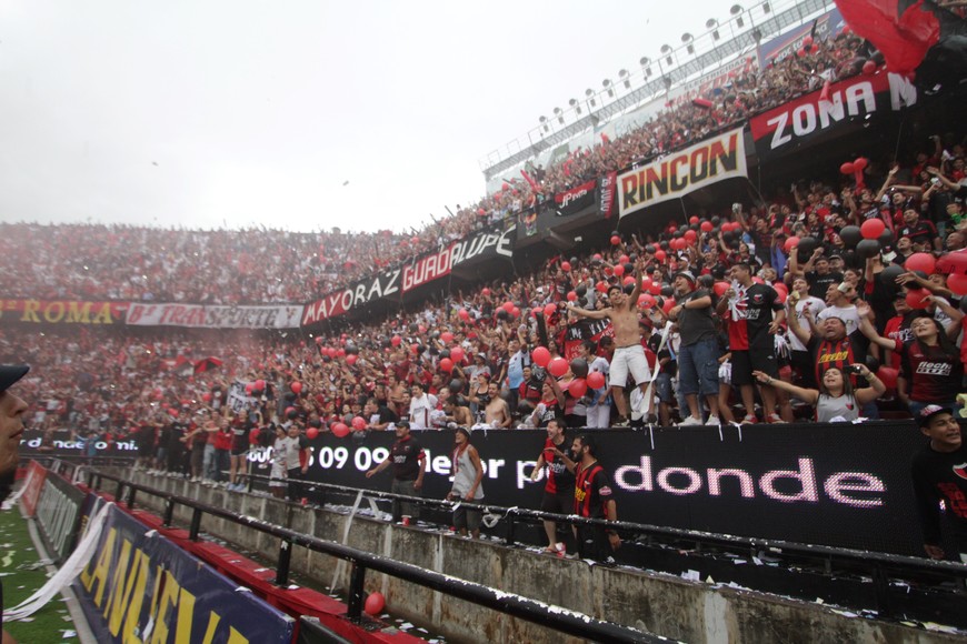 "El día del ascenso". La tarde lluviosa del 3-0 contra Boca Unidos de Corrientes, cuando Colón volvía a Primera. No estaba la nueva platea alta sur que sumó 1.800 butacas. Crédito: Manuel Fabatía