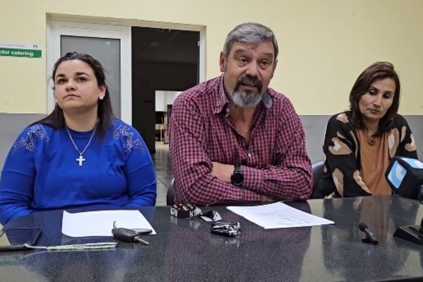 Conferencia de prensa en la Mutual Central Coronda, con el intendente Ricardo Ramírez y dos de sus funcionarias. Foto: Periódico Corondino Web.