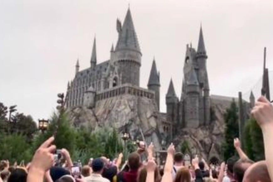 Miles de personas se concentraron en el parque temático de Harry Potter