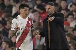Dos técnicos. Uno afuera, Martín Demichelis, y otro adentro, Enzo Pérez, por eso el mediocampista central es uno de los que tiene el puesto asegurado para enfrentar a Boca este domingo.