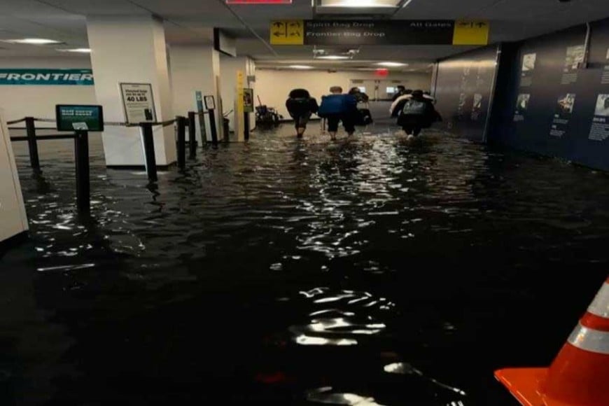 Así lucía el aeropuerto de La Guardia este viernes por la intensa lluvia.