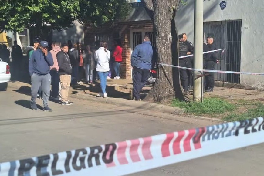 El momento donde se amplió el vallado para peritar la vivienda familiar.