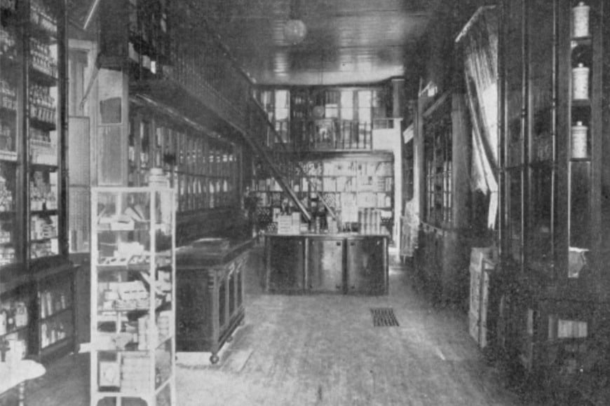 El interior de la farmacia Las Colonias.