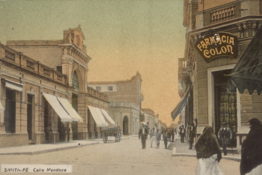 Antigua postal del frente de la farmacia Colón.