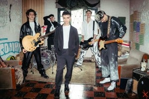 Un Verano: La banda, con Renzo Luca en la guitarra y Flexo como frontman, en la locación donde filmaron el video de “Tal vez”, su segundo single, dirigido por Salvador Jacovella.