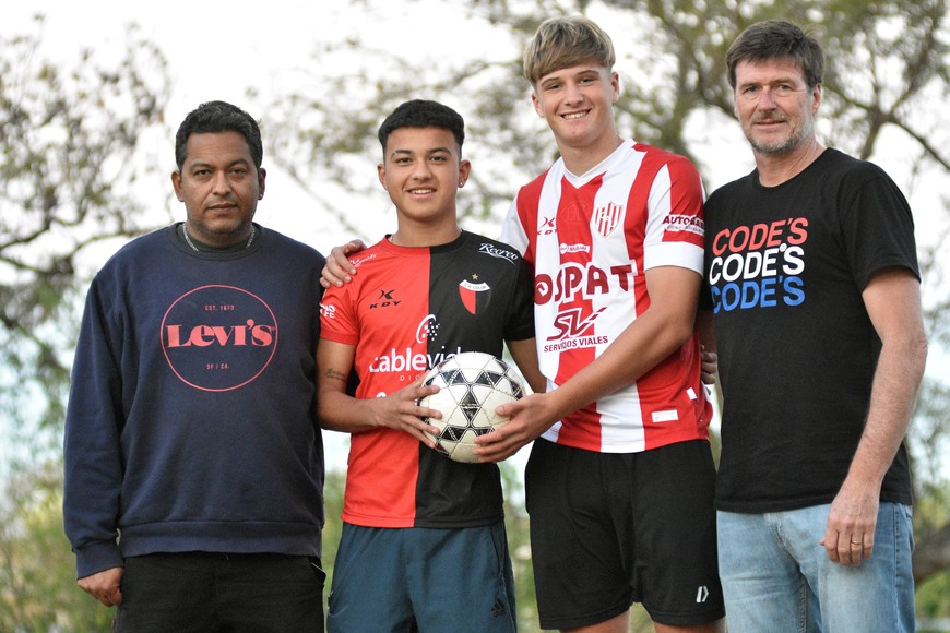 Nicolás Zenclussen y Bautista Ojeda. Una dupla de jóvenes promesas que ya visten la camiseta de la Selección Sub 15. Hoy, en la previa del clásico santafesino, disfrutan de un momento pleno de amistad por el fútbol que los une. Crédito: Pablo Aguirre