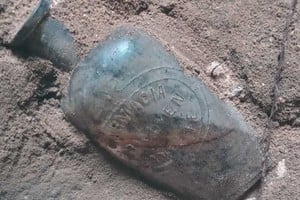 La botella de vidrio encontrada en el pozo ciego de la Casa Diez de Andino.