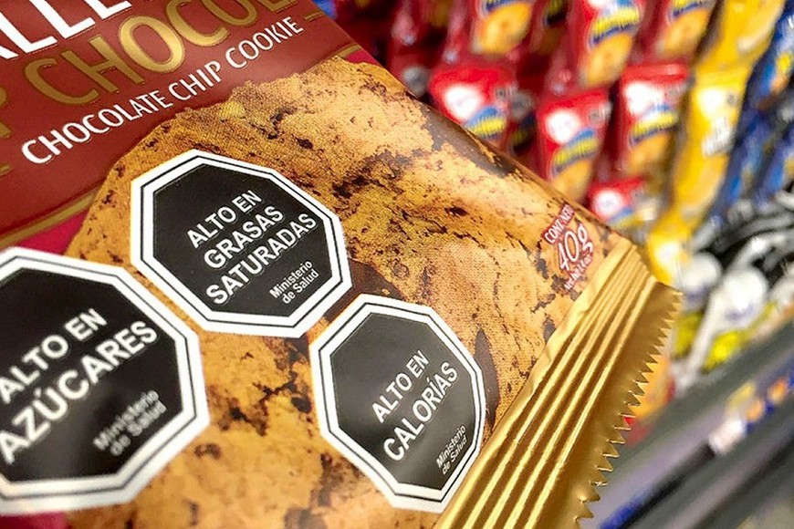 Mientras menos etiquetas negras tenga un producto en góndola, menos pernicioso para la salud es.